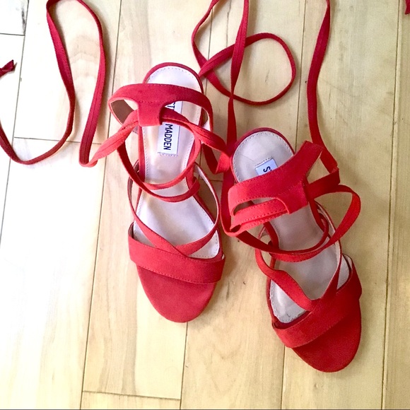 Steve Madden red high heel shoes. Size 7.5. - Picture 2 of 4